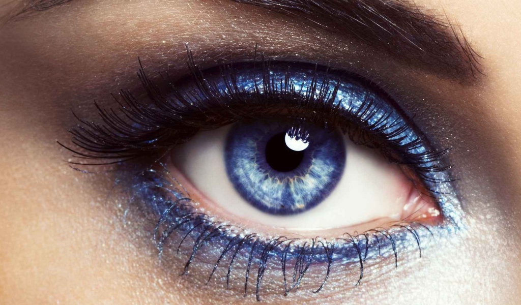 Голубой макияж на глазах голубоглазой девушки