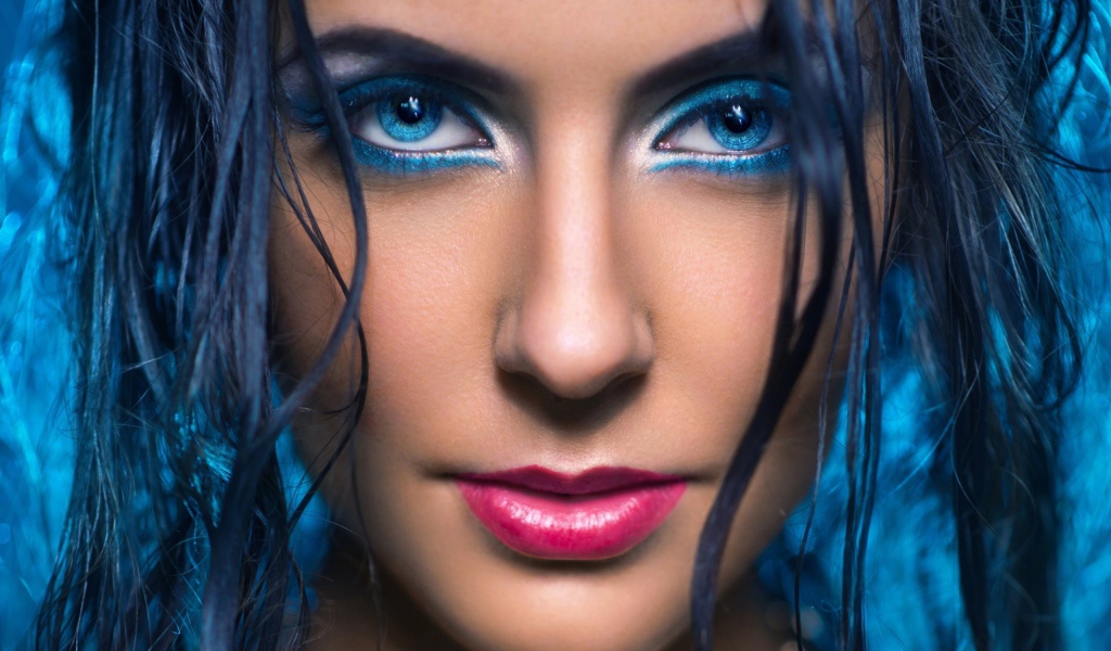 Голубой макияж девушки с голубыми волосами