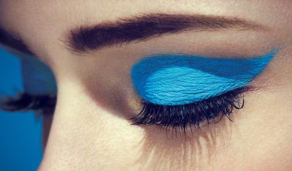 Голубые тени аккуратно нанесены на глаза