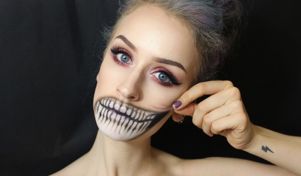 Бодиарт на лице девушки зубы