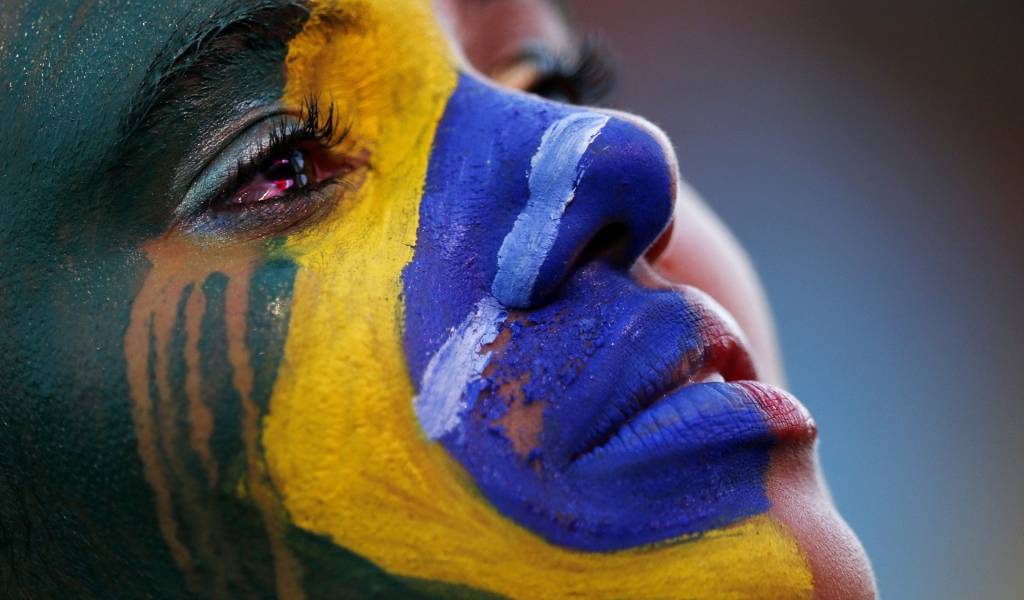 Флаг Бразилии нарисован на лице девушки