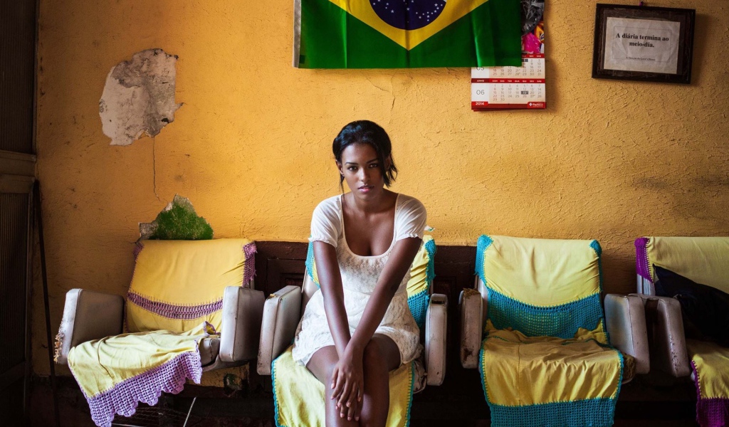 Бразильская девушка в своем доме