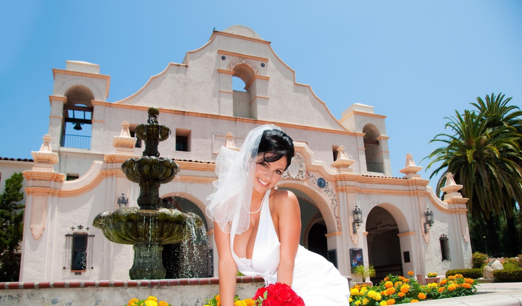 Невеста позирует на фоне дома