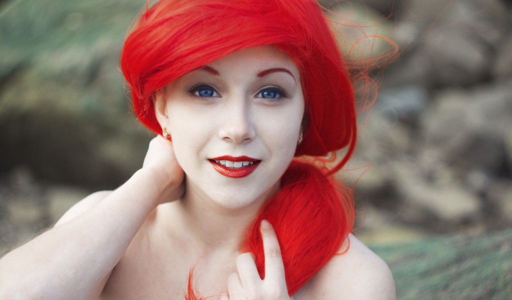 Ярко алые волосы у голубоглазой девушки