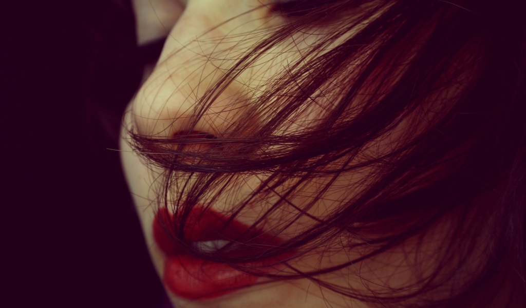 Каштановые волосы на лице у девушки