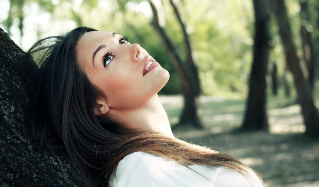 Брюнетка Lorena Garcia смотрит вверх