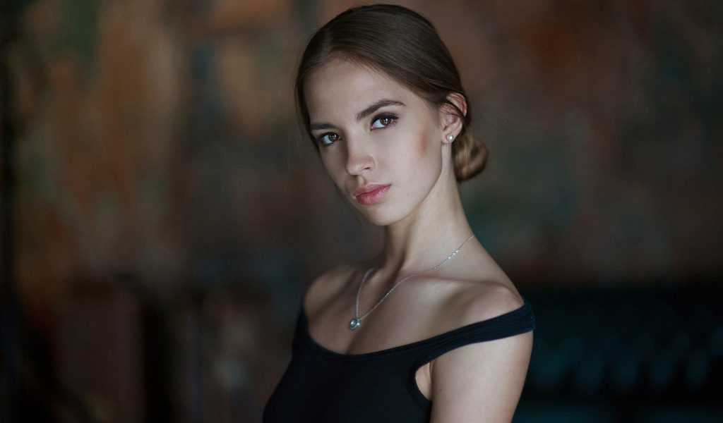 Брюнетка Виктория Лукина