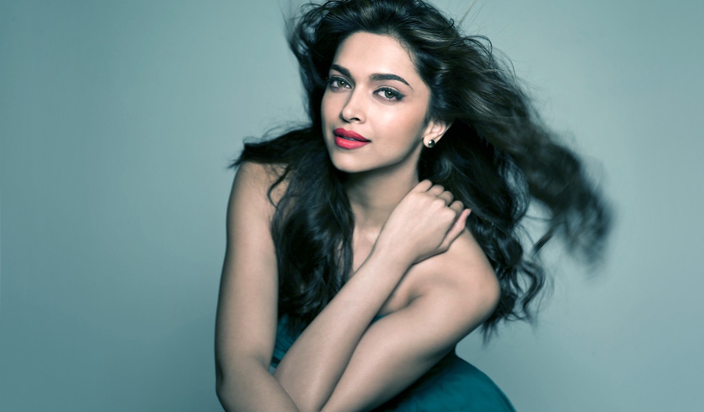 Актриса брюнетка Дипика Падуконе