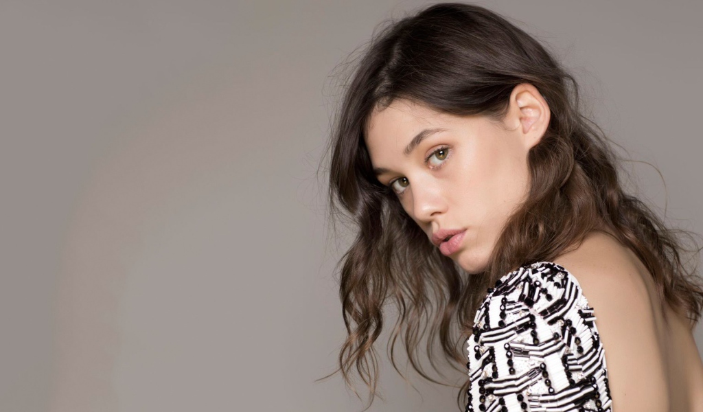 Девушка брюнетка Астрид Бергес