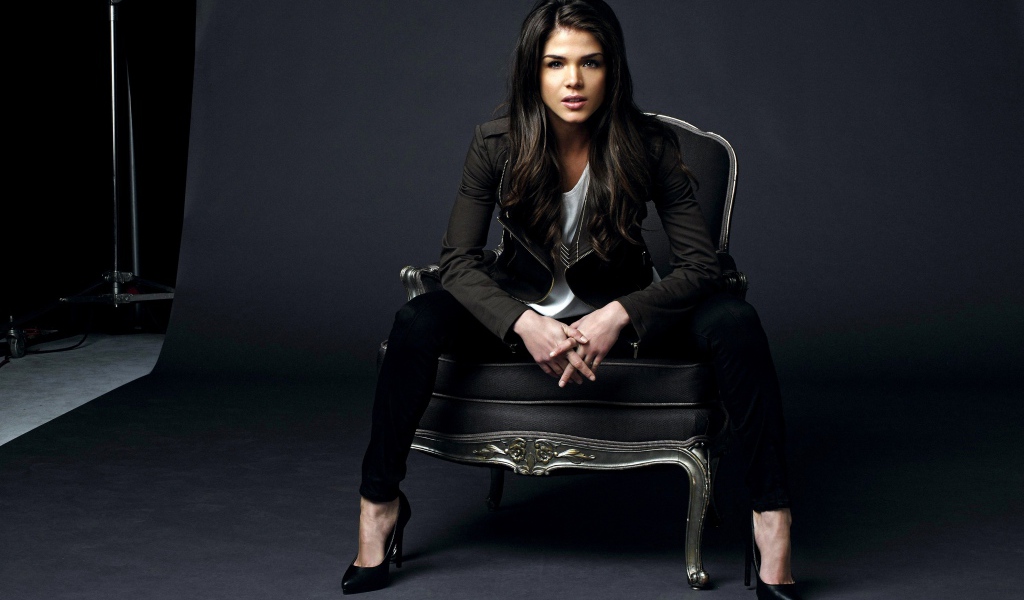 Девушка брюнтека Мария Авгеропулос