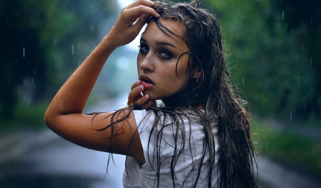 Девушка брюнетка вымокла под дождем