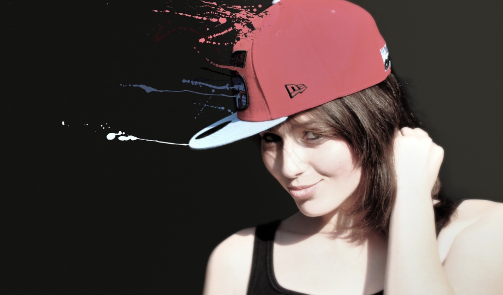 Девушка брюнетка в оригинальной кепке