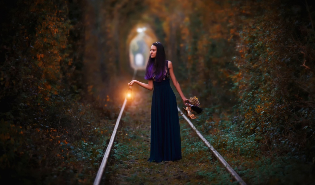 Девушка брюнетка стоит в тоннеле любви