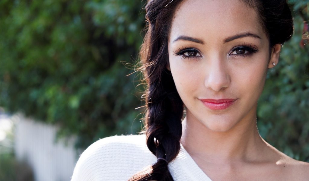 Волосы брюнетки заплетены в косу