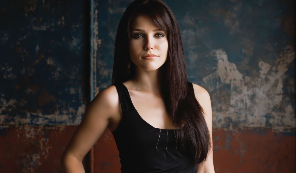 Модель брюнетка София Буш