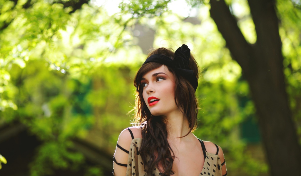 Брюнетка с черной повязкой на волосах