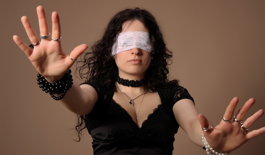 Брюнетка с белой повязкой на глазах