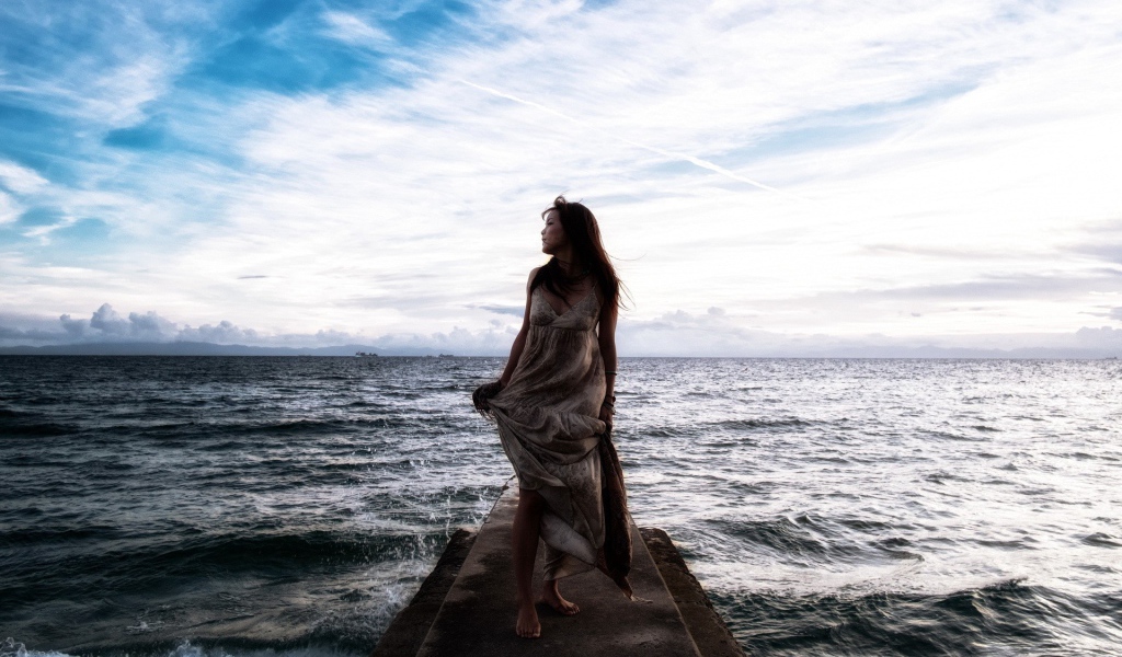 Спокойное море за спиной у девушки