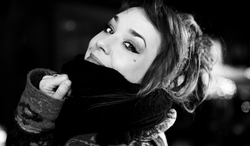 Веселая девушка в зимнем шарфе