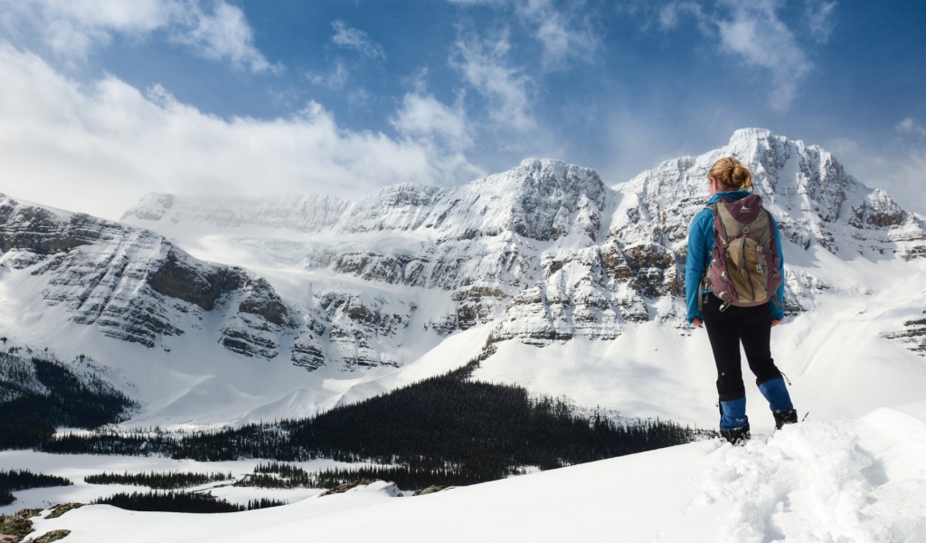 Альпинистка в горах