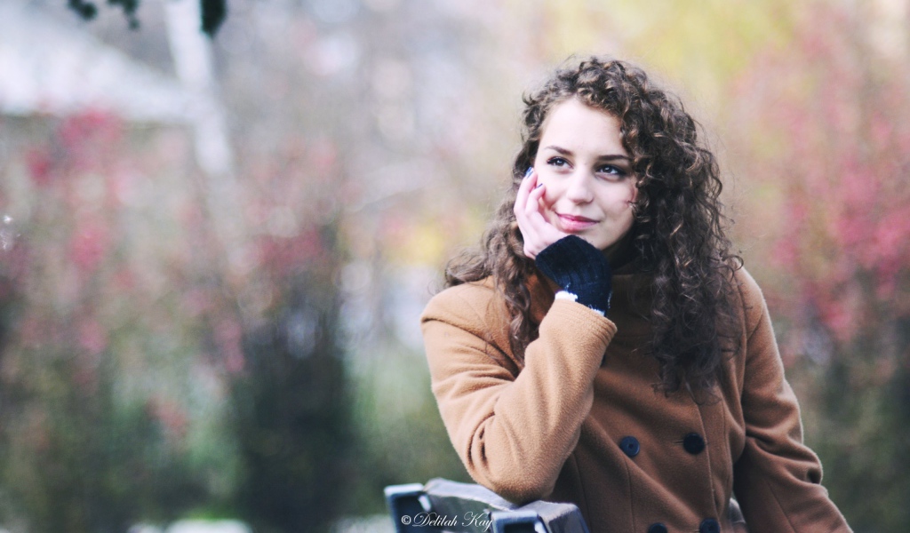 Кучерявая девушка замечталась