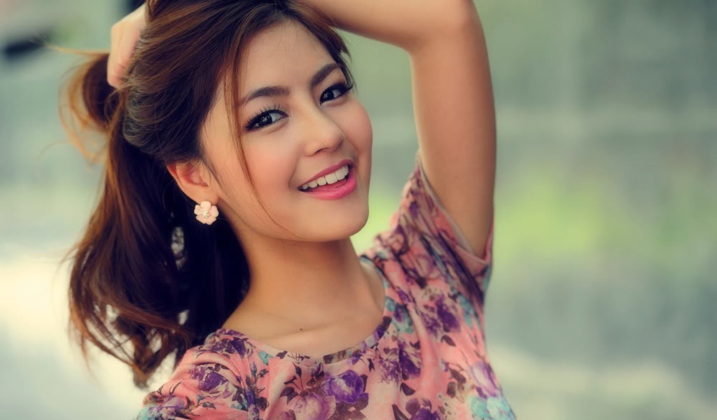 Милая японка запрокинула голову