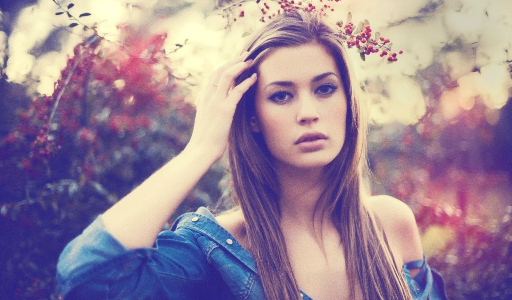 Милая брюнетка на фоне рябины