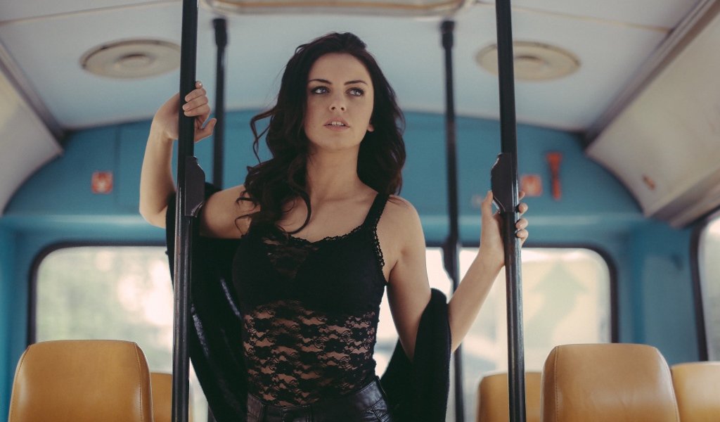 Милая девушка в автобусе