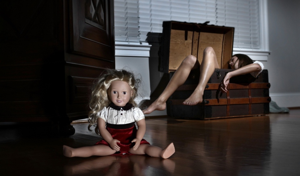 Кукла и девушка в сундуке