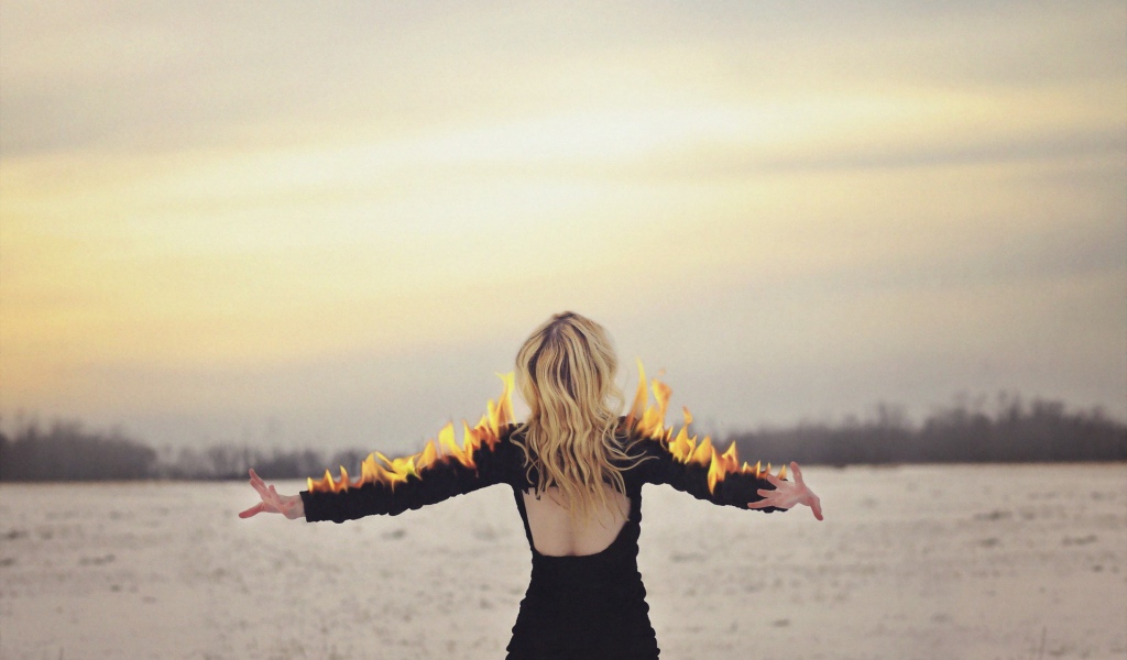 Пламя на руках у девушки