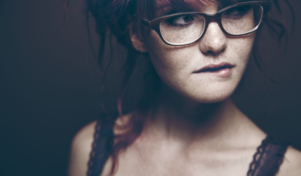 Веснушчатая девушка в очках