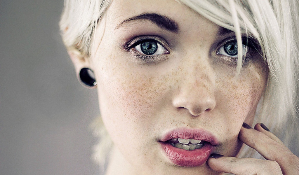 Веснушчатая модель Devon Jade