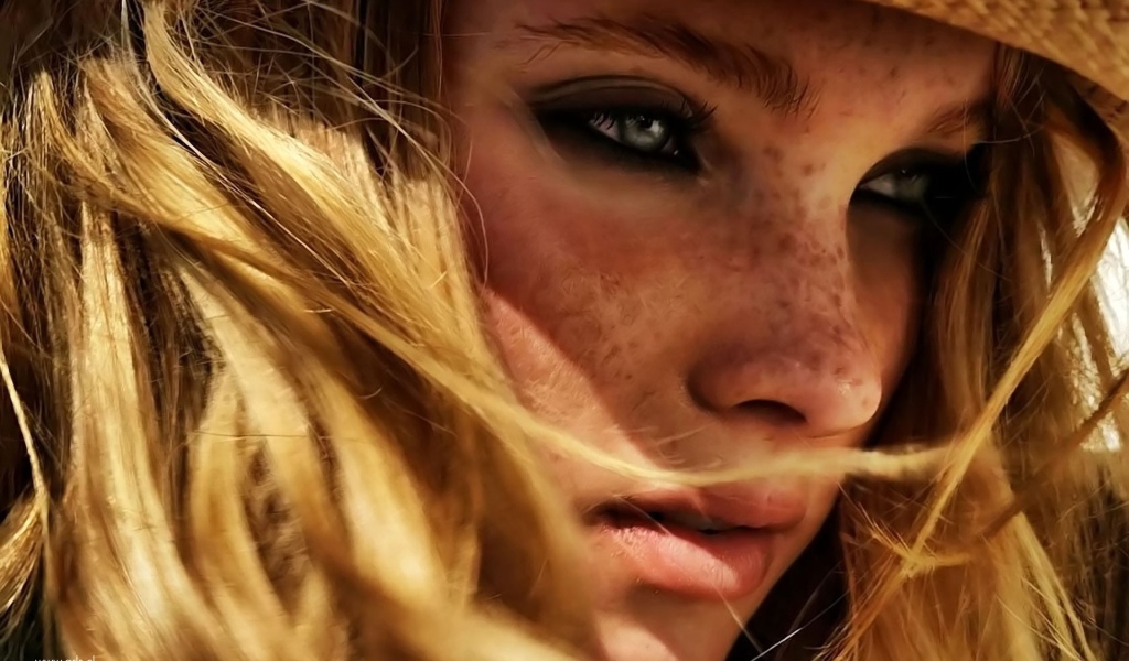 Веснушки у девушки в соломенной шляпе