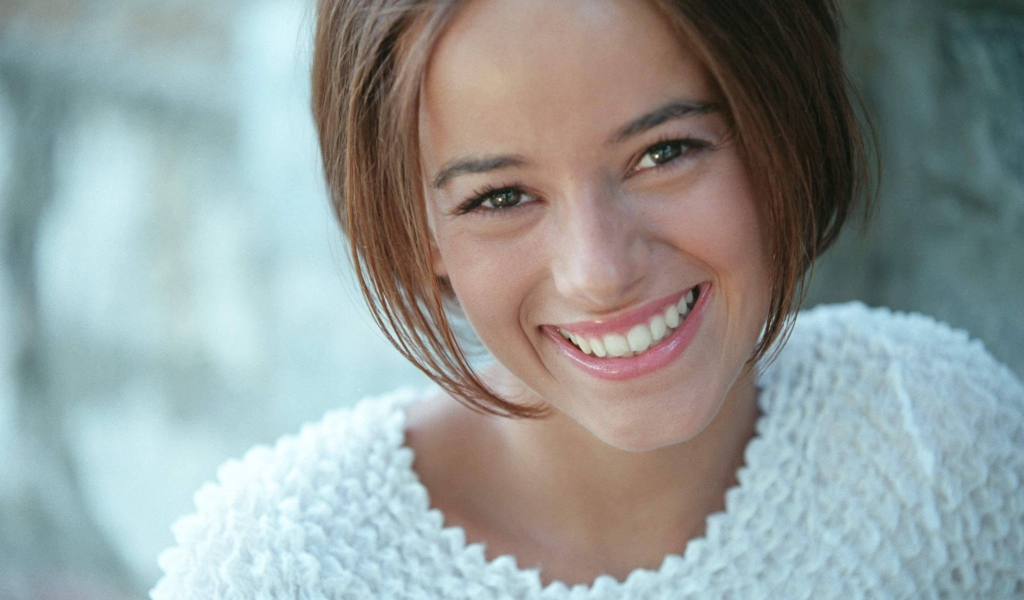 Французская певица Alizee в белом свитере
