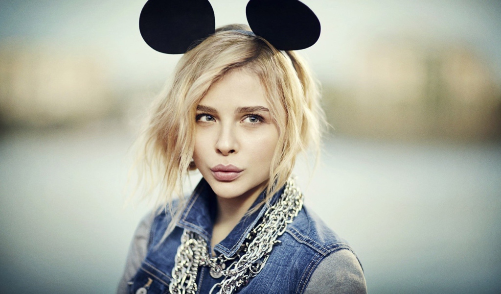 Забавные ушки у Хлои Грейс Моретц