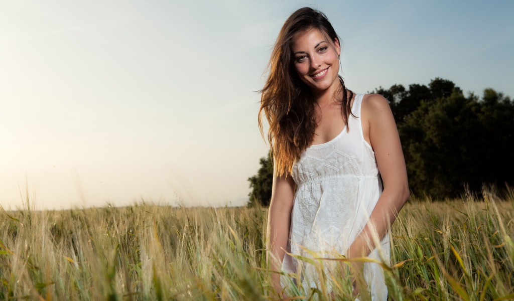 Девушка Lorena Garcia стоит среди травы