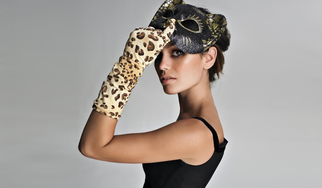 Девушка Рэйчел Билсон в маске леопарда