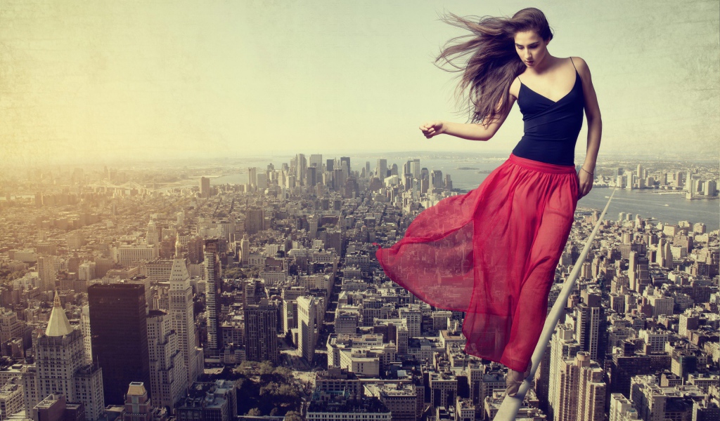 Девушка акробат над городом