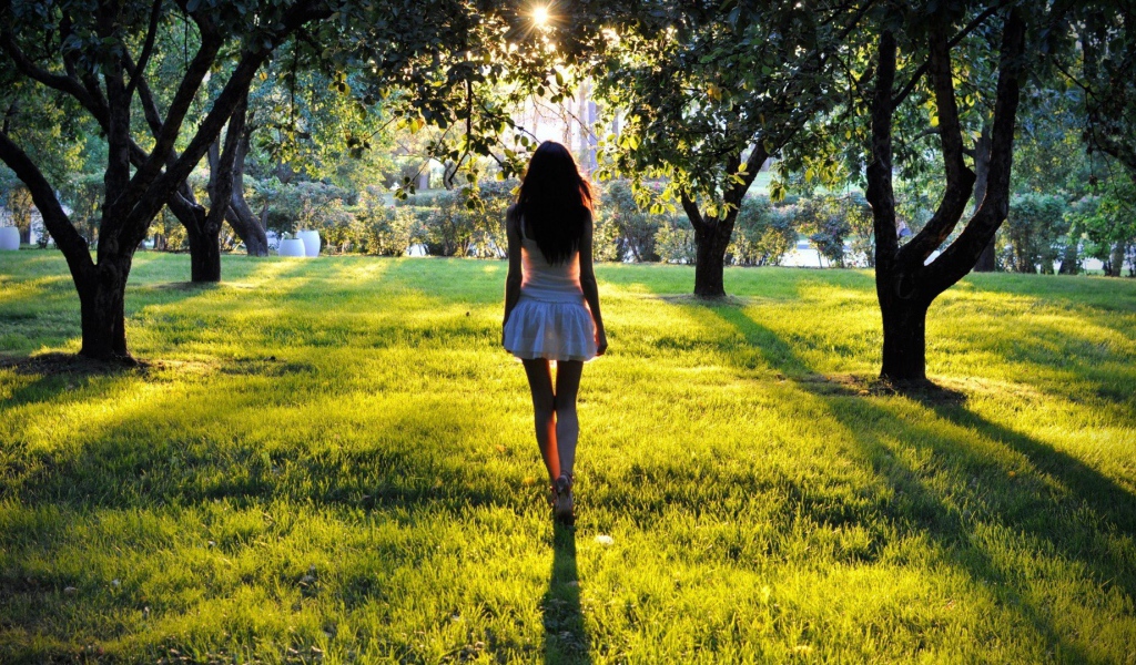 Девушка среди деревьев в парке