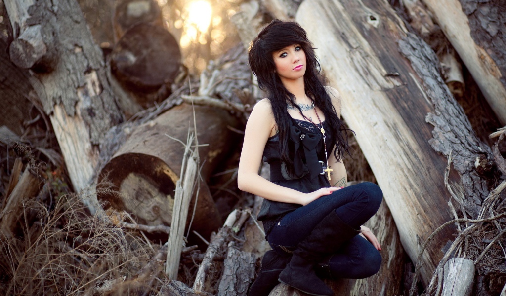 Девушка среди обломков больших деревьев