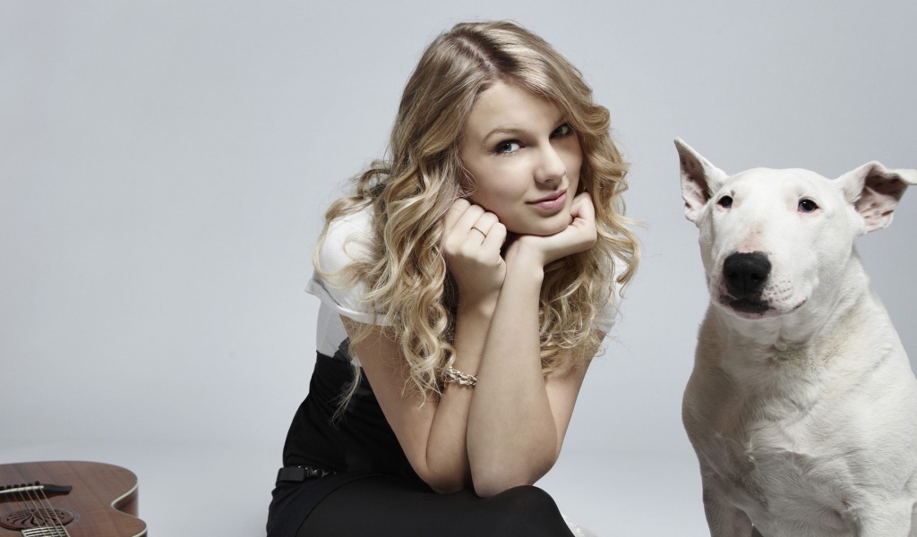 Девушка и белая собака