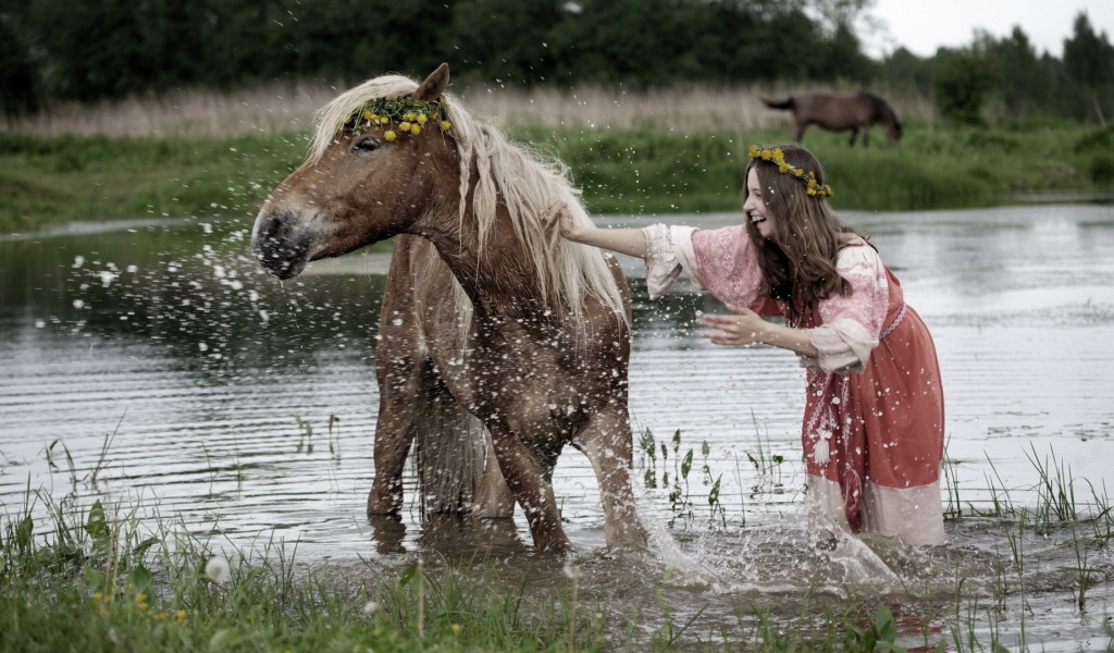 Девушка купает лошадь