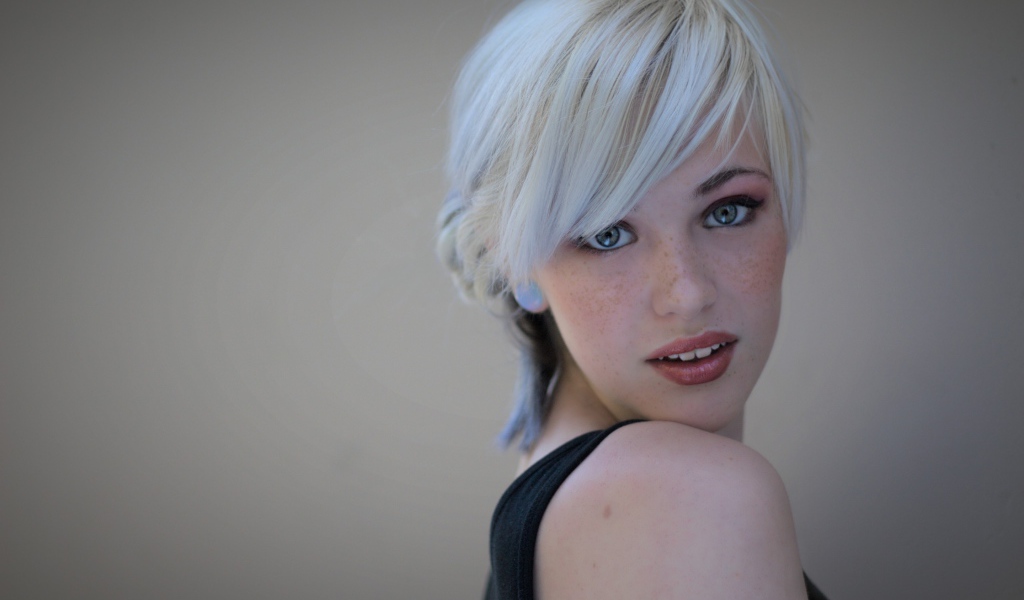 Девушка блондинка Devon Jade