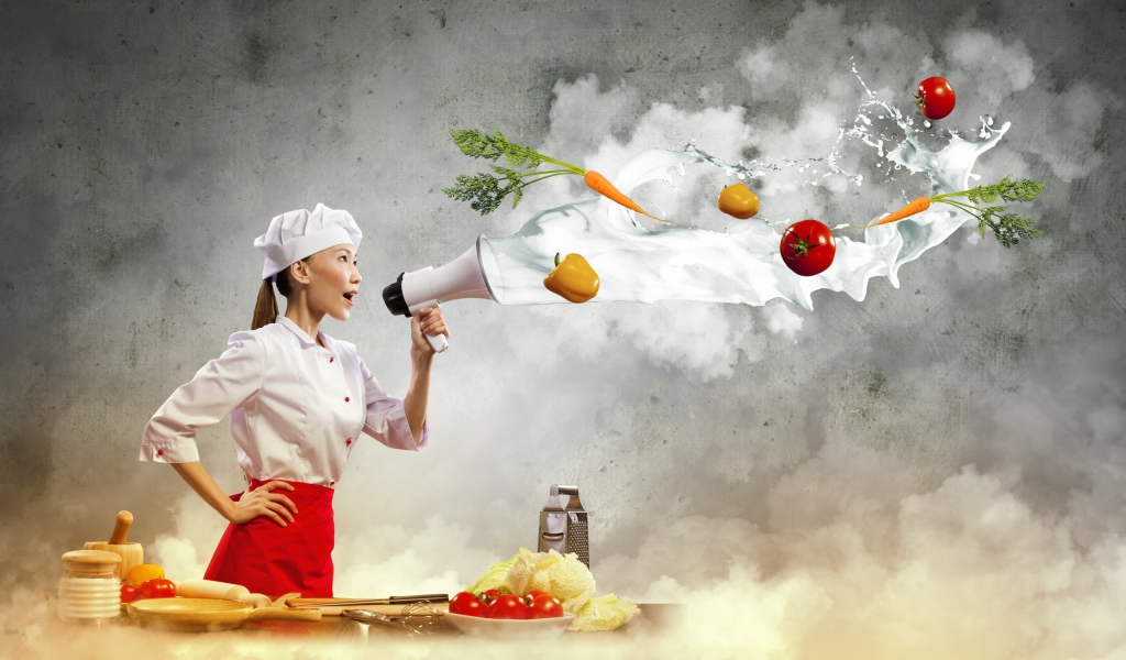 Девушка шеф-повар на кухне