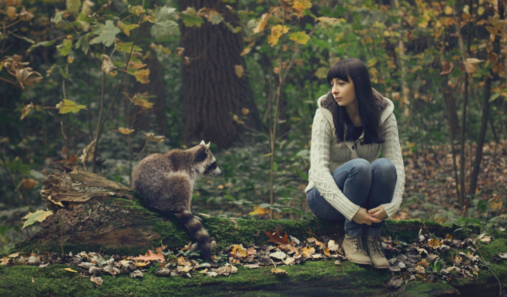 Девушка общается с опоссумом