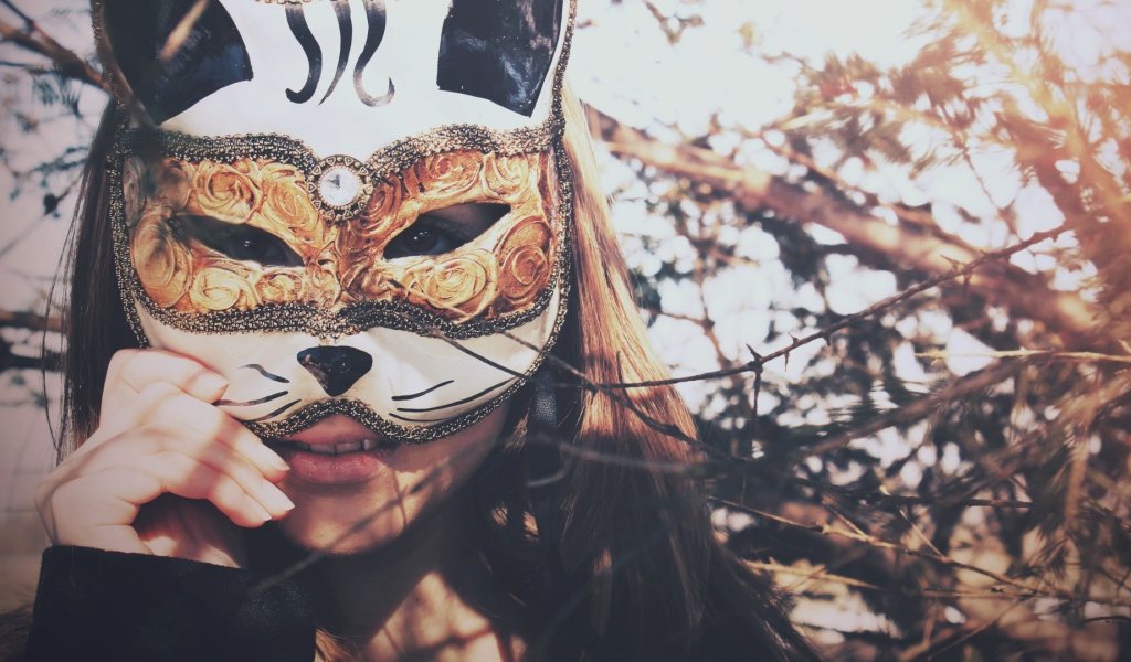 Девушка прикрыла лицо маской