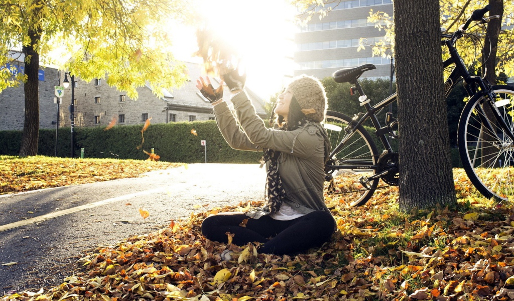 Девушка радуется осеннему солнцу