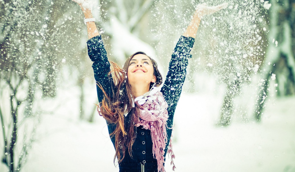 Девушка радуется снегу