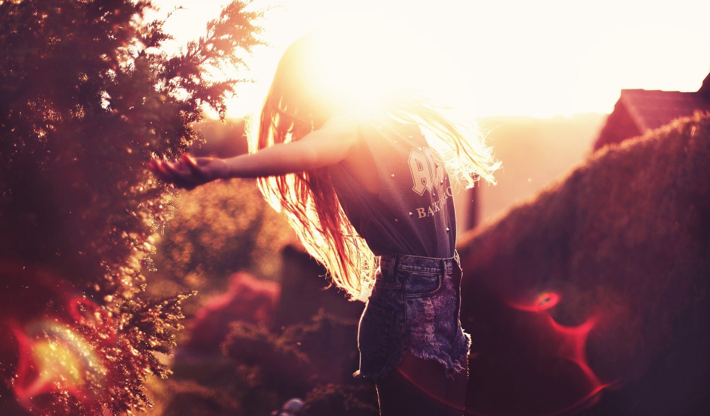 Девушка радуется солнцу