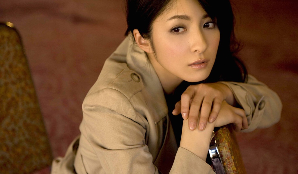 Девушка из Японии в плаще